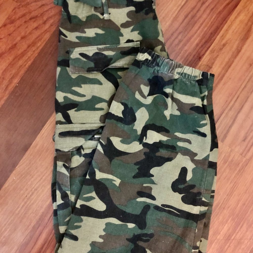 New w/Tags Fashion Nova Camo Cargo Joggers Large